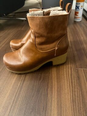 Universal Thread Tan Faux-Leather Shearling Clog Boots